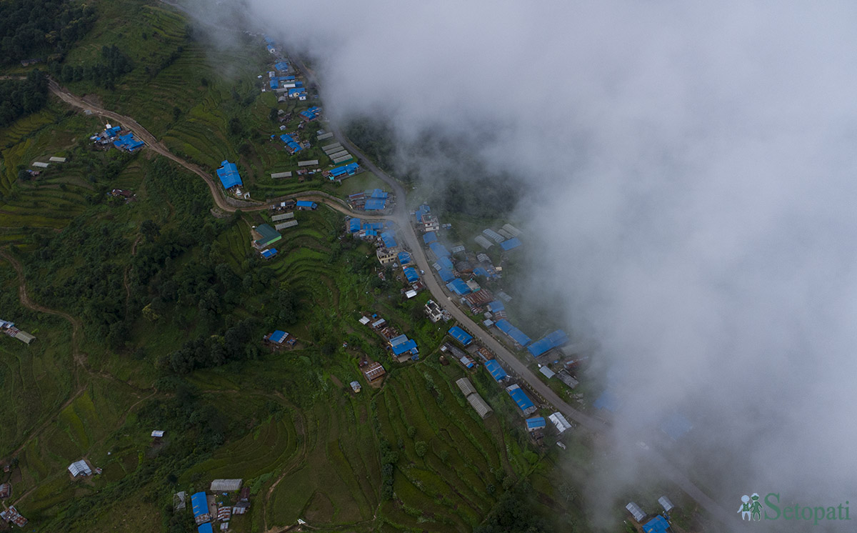 समुन्द्र सतहबाट १,९९० मिटर उचाईमा रहेको अजिरकोट गाउँपालिका–४, गोरखाको सिरानडाँडा। तस्बिरः नवीनबाबु गुरूङ